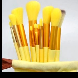 13 PIECE BRUSH MAKEUP KIT YELLOW AND A VELOR GIFT BAG